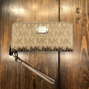 Michael Kors Clutch Wallet Wristlet